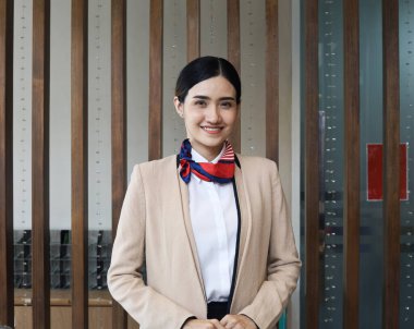 Güzel Asyalı resepsiyonist kadın tatil haftasonu için otelin önünde..