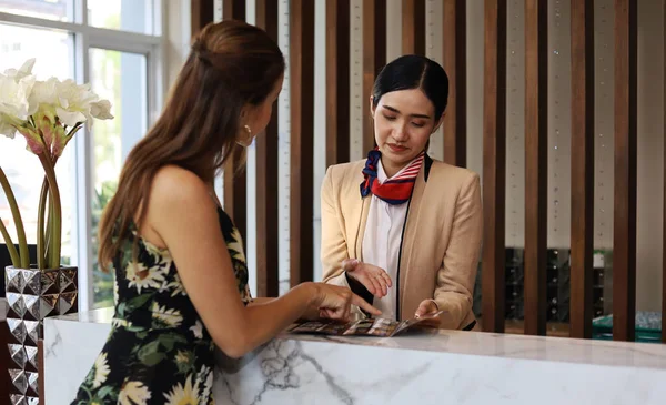 Clientes Felizes São Check Para Seu Quarto Lobby Hotel Imagem De Stock