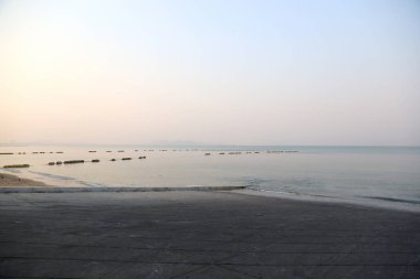 Yumuşak dalga deniz ve mavi gökyüzü arkaplanı sabah Tayland 'da.
