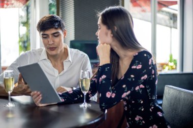 Mutluluk iş ortaklığı takım çalışması toplantısı ve restoranda çalışma.