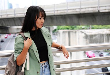 Başkentte seyahat güzel bir kadın.