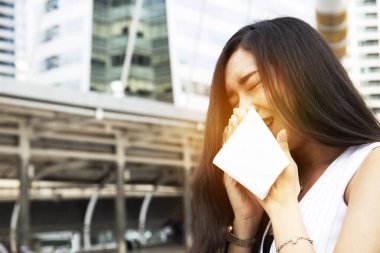 Güzel kadınlar hapşırma grip veya hava değişikliği.