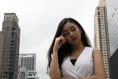 Güzel kadın düşünme planı iş iş açık.