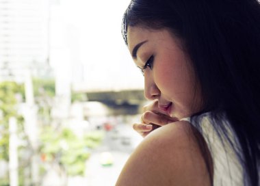 Yakın çekim güzel kadın düşünme ve açık de üzüntü.