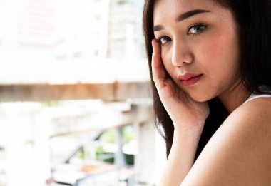 Yakın çekim güzel kadın düşünme ve açık de üzüntü.