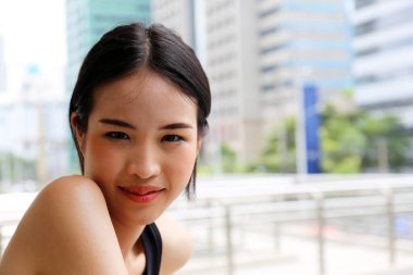 Güzel Spor Kadın gülümseme portre ve yürüyüş sokakta rahatlama.