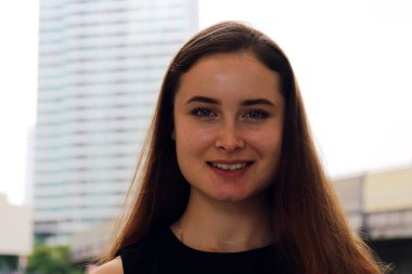 Yakın plan Güzel kadın gülümseme portresi ve ofis arka planı.