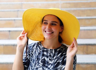 Yakın plan Güzel kadın mutlu bir gülümseme portresi Yürüyen caddede ve şehirde seyahat.