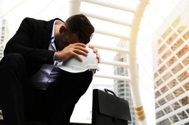 İş adamı üzüntü ve yürüyüş sokakta düşünme.