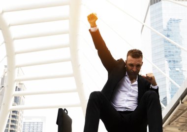 İş adamı el becerisi kavramını ve bina geçmişini gösterdi.