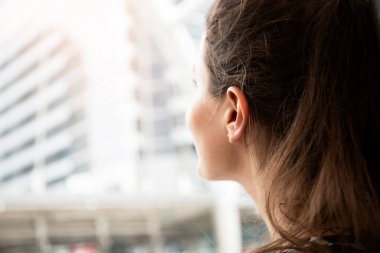 Walkin caddesinde güzel bir kadın portresi..