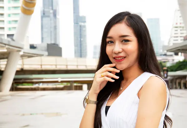 Beautiful Asia Girl Smile Portrait Walking Street Building Background — Stock Photo, Image