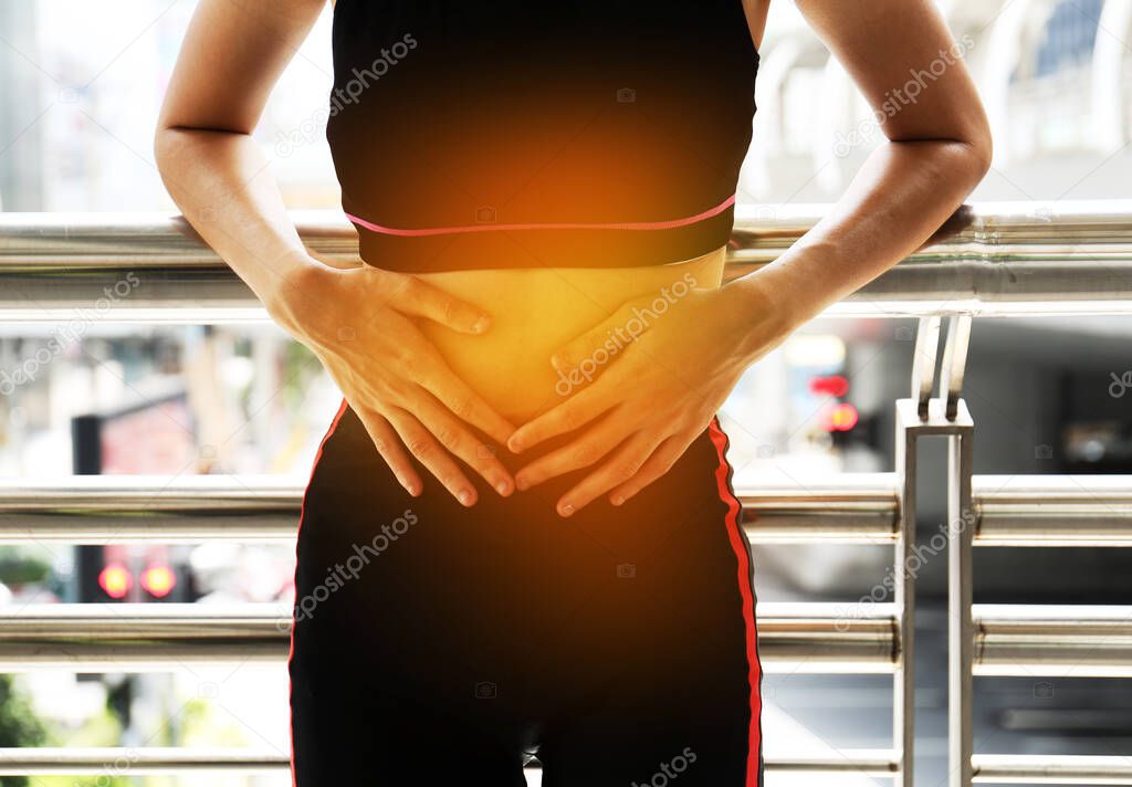 Female athletes, abdominal pain, menstrual period during exercise on walking street in the city.