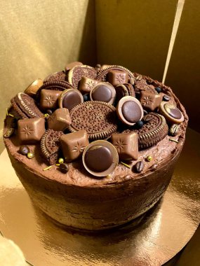 Altın kaplamalı bir kutuda taze yapılmış çikolatalı kek.