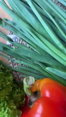 Sepetteki sebzeler arka planda organik sebzeler.