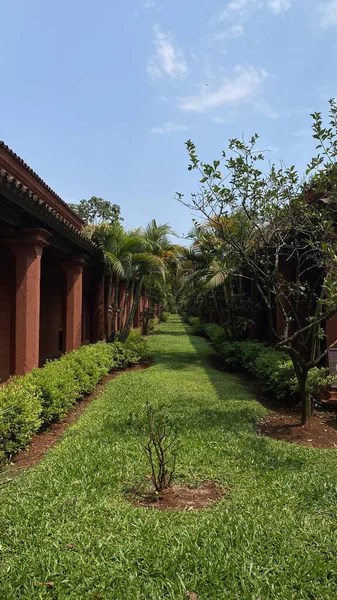 Misiones 'de Lush Tropical Gardens ile Koloni Stili Resort Walkway