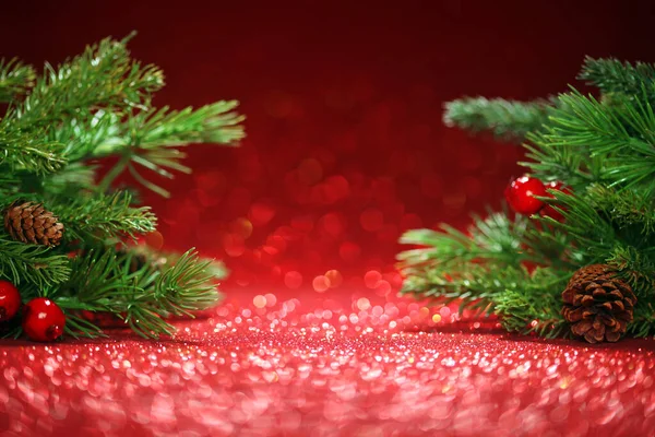 Weihnachtsbaumzweige Auf Glitzerndem Roten Hintergrund — Stockfoto
