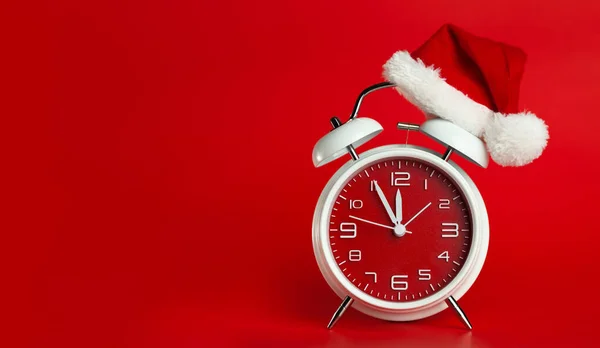 Red Clock Christmas Santa Hat Time Christmas Shopping Concept Blank — Stock Photo, Image