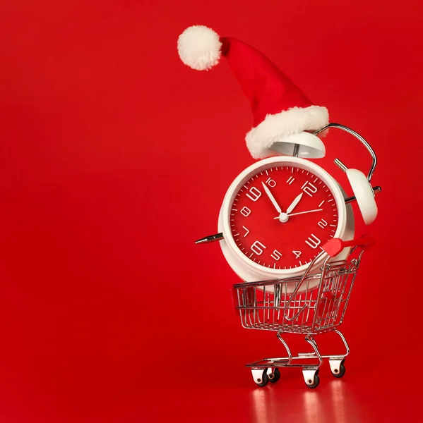 Christmas Santa Hat Red Clock Balanced Shopping Cart Last Minute — Stock Photo, Image