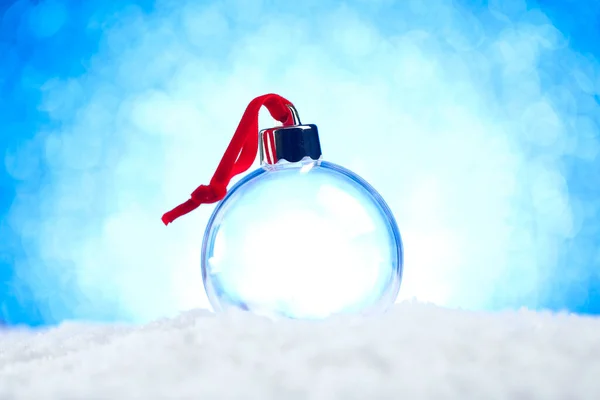 Klare Leere Weihnachtsschmuck Mit Rotem Band Sitzen Schnee Mit Glänzenden — Stockfoto
