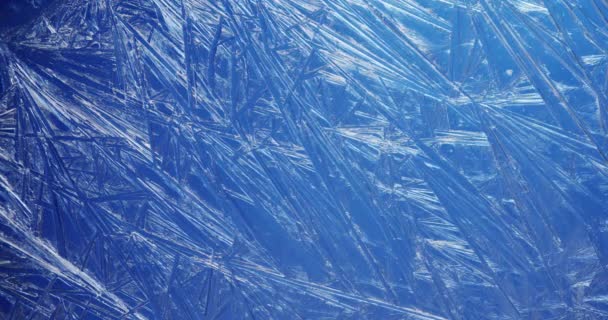 氷の結晶の上に輝く光と霜で覆われた窓 — ストック動画