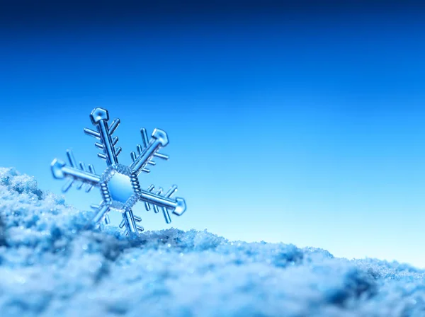Klarer Schneeflockenkristall Auf Glitzerndem Schnee Kalt Oder Winterzeitkonzept — Stockfoto