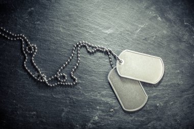 Amerikan askeri künyesi. Sert ve yıpranmış, mesaj için boş yeri var. Anma Günü ya da Gaziler Günü konsepti.