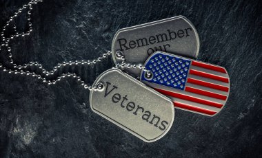 Amerikan askerinin künyesinde eski askerimizin yazısını ve Amerikan bayrağı şeklinde kazınmış. Anma Günü ya da Gaziler Günü konsepti.