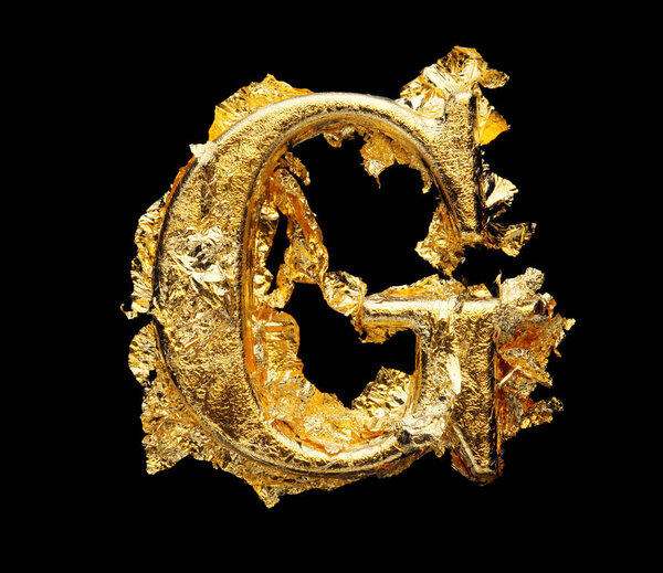 Алфавит и числа в черном золотом листе изолированы на черном