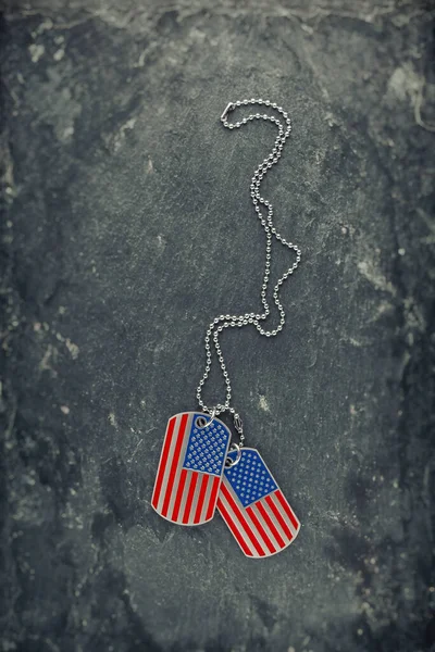 Amerikan bayrağı şeklinde Amerikan askeri künyesi. Gaziler Günü konsepti için anma günü.