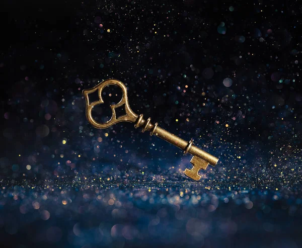 只有一把金色的骷髅钥匙 周围闪烁着闪光的灯光 释放潜能 成功关键或财务机会的商业概念 — 图库照片