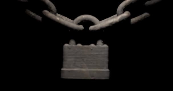 Zrezivělý Řetěz Pevně Přidržovaný Starým Zámkem Koncepce Pevnosti Soukromí Nebo — Stock video