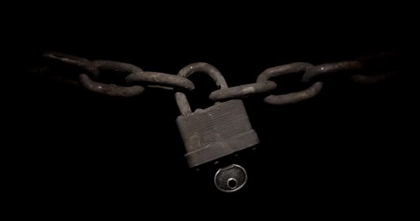 生锈的锁链被一把旧锁紧了 一些人转动钥匙来打开 过时安全系统的概念 — 图库视频影像