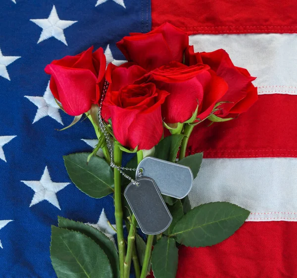 Bandera Americana Con Rosas Etiquetas Perro Militares Blanco — Foto de Stock