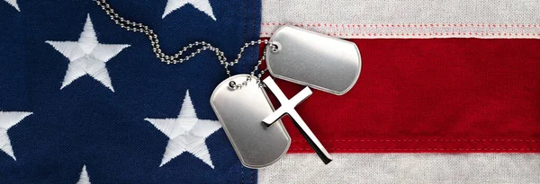 Amerikai Katona Dögcédulája Durva Üres Szöveggel Keresztény Nyaklánc Amerikai Zászlón — Stock Fotó