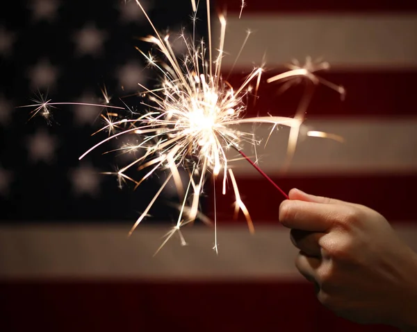 Mão Segurando Brilho Aceso Frente Bandeira Americana Para Celebração Julho — Fotografia de Stock