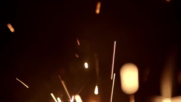 Queimar Fogo Artifício Brilhante Com Brasas Brilhantes Quentes Flutuando Para — Vídeo de Stock