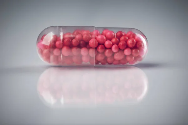 Κοντινό Πλάνο Ενός Χάντρες Χάπι Κάψουλα Συνταγογραφούμενα Φάρμακα Μίας Δόσης — Φωτογραφία Αρχείου