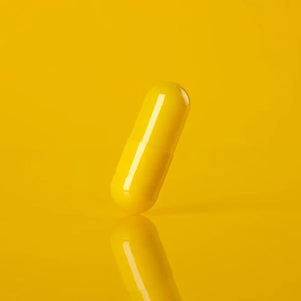 Primo Piano Della Capsula Singola Gialla Fondo Giallo Prescrizione Medicina — Foto Stock