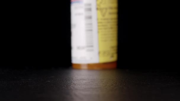 Close Frasco Pílula Prescrição Derrubando Com Cápsulas Pílula Vermelha Branca — Vídeo de Stock
