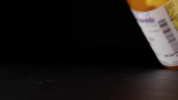 Крупним Планом Рецептом Пляшка Таблеток Перекидається Червоними Білими Капсулами Випадають — стокове відео