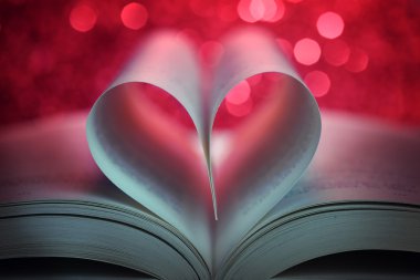 Bir kalp şeklinde kitap sayfaları