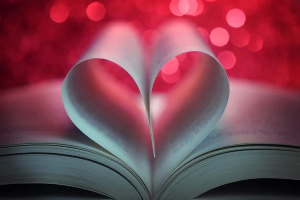 Книжные страницы в форме сердца — стоковое фото