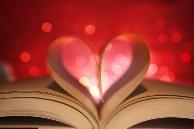 Bir kalp şeklinde kitap sayfaları