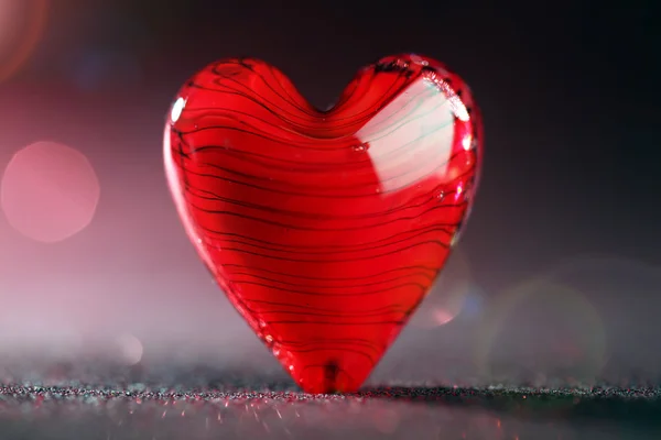 Fond rouge brillant coeur — Photo