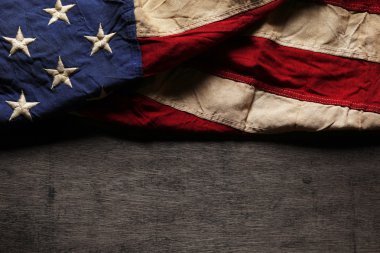 Eski ve yıpranmış Amerikan bayrağı anma günü veya 4 Temmuz