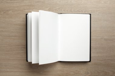 Ofis masasında açık kitap