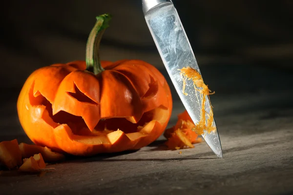 Carving a Halloween jack o' lantern — Stock Photo, Image