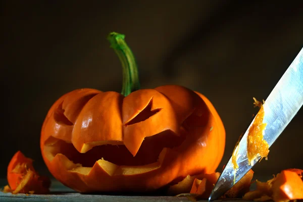 Carving a Halloween jack o' lantern — Stock Photo, Image