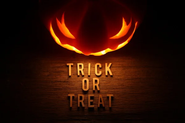 Sfondo spettrale Halloween con jack o lanterna - Dolcetto o scherzetto — Foto Stock